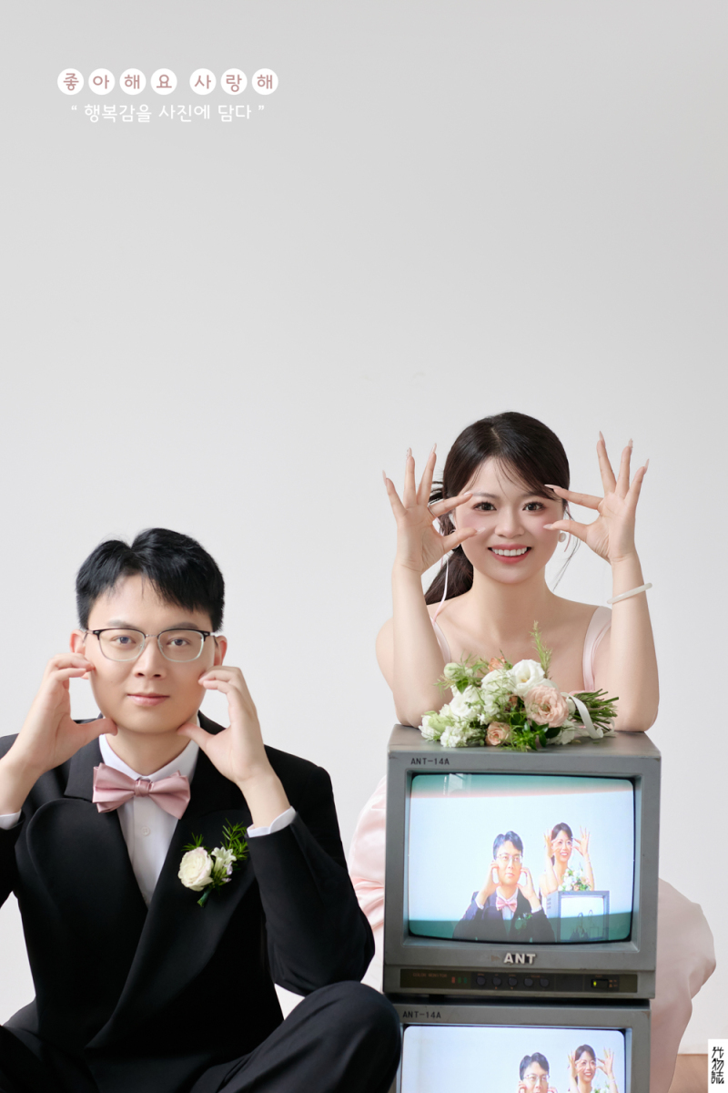 可甜可爱da陈先生郑女士极简棚拍婚纱照、极简棚拍、艾辰、偷偷练过读心术，精准预判每一个想法，细腻到心里、婚纱照