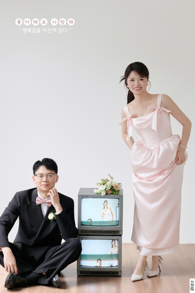 可甜可爱da陈先生郑女士极简棚拍婚纱照、极简棚拍、艾辰、偷偷练过读心术，精准预判每一个想法，细腻到心里、婚纱照