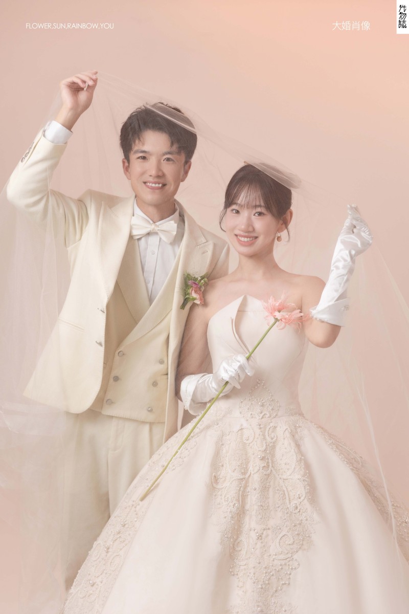 撒狗粮啦~张鲁晋先生许朦元女士极简棚拍婚纱照、极简棚拍、木子、唠嗑型选手，构图多变、情绪拿捏，特写YYDS、婚纱照