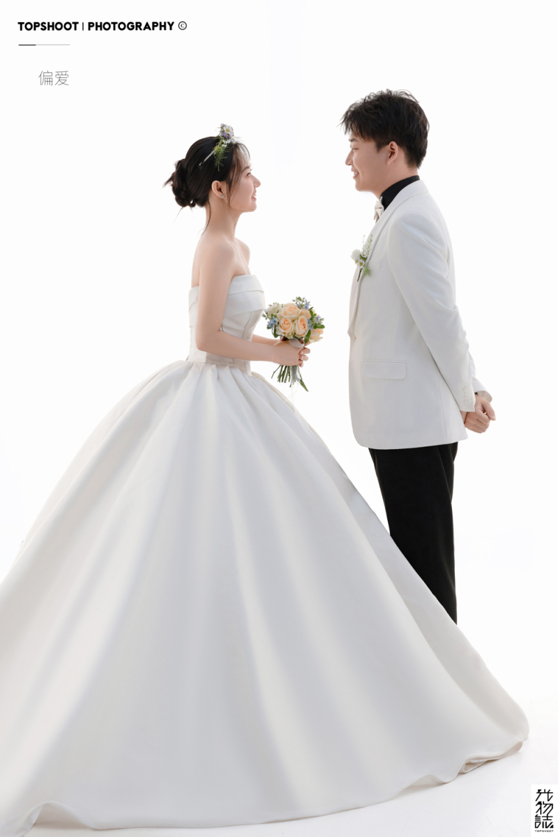 幸福感爆棚宋先生雷女士极简棚拍婚纱照、极简棚拍、艾辰、偷偷练过读心术，精准预判每一个想法，细腻到心里、婚纱照