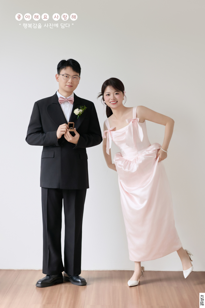 可甜可爱da陈先生郑女士极简棚拍婚纱照、极简棚拍、艾辰、偷偷练过读心术，精准预判每一个想法，细腻到心里、婚纱照