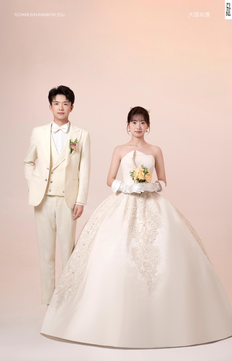 撒狗粮啦~张鲁晋先生许朦元女士极简棚拍婚纱照、极简棚拍、木子、唠嗑型选手，构图多变、情绪拿捏，特写YYDS、婚纱照