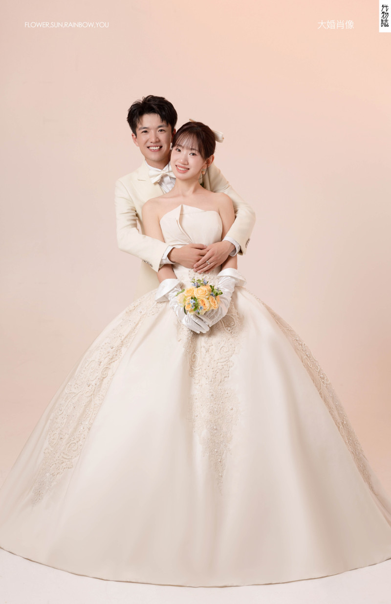 撒狗粮啦~张鲁晋先生许朦元女士极简棚拍婚纱照、极简棚拍、木子、唠嗑型选手，构图多变、情绪拿捏，特写YYDS、婚纱照