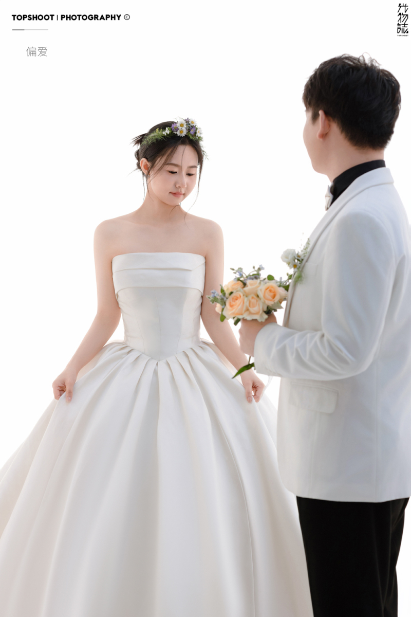 幸福感爆棚宋先生雷女士极简棚拍婚纱照、极简棚拍、艾辰、偷偷练过读心术，精准预判每一个想法，细腻到心里、婚纱照
