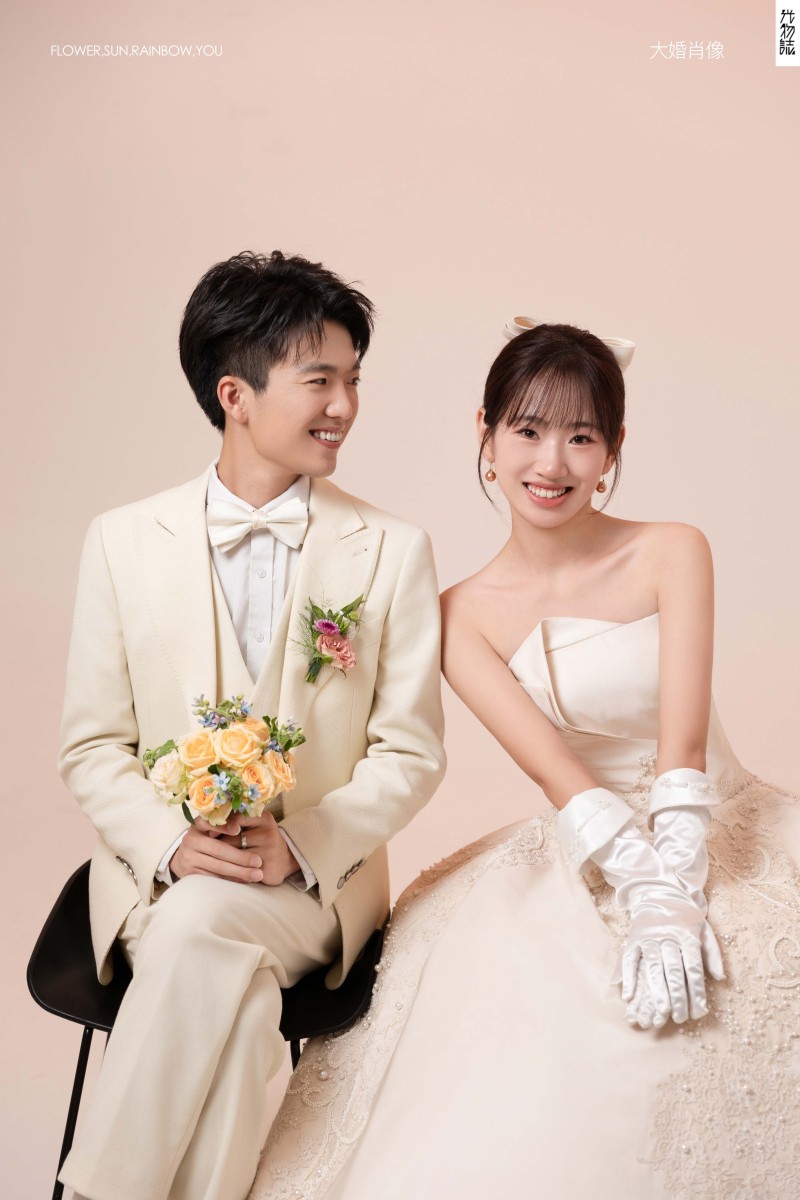 撒狗粮啦~张鲁晋先生许朦元女士极简棚拍婚纱照、极简棚拍、木子、唠嗑型选手，构图多变、情绪拿捏，特写YYDS、婚纱照