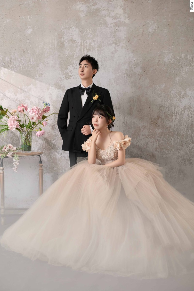爱了~爱了~李瑞强先生张译心女士极简棚拍婚纱照、极简棚拍、徐才皓、好像在听单口相声，开心到直不起腰，幸福感MAX、婚纱照