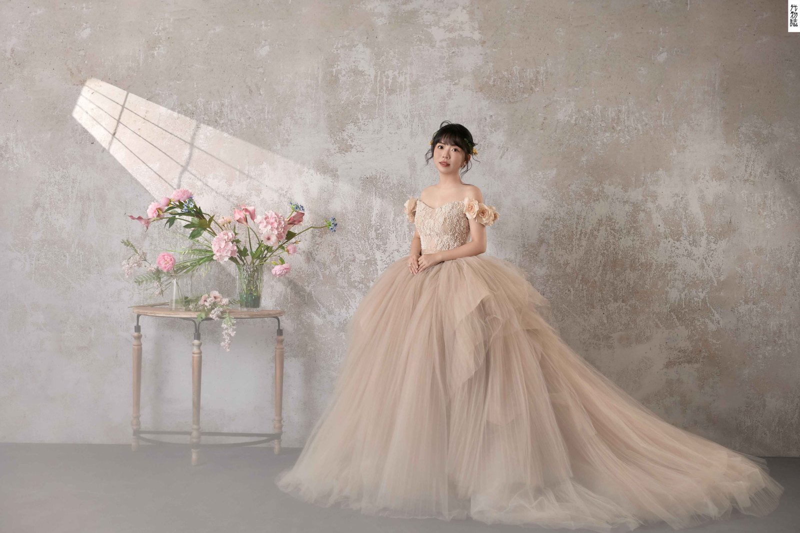 爱了~爱了~李瑞强先生张译心女士极简棚拍婚纱照、极简棚拍、徐才皓、好像在听单口相声，开心到直不起腰，幸福感MAX、婚纱照