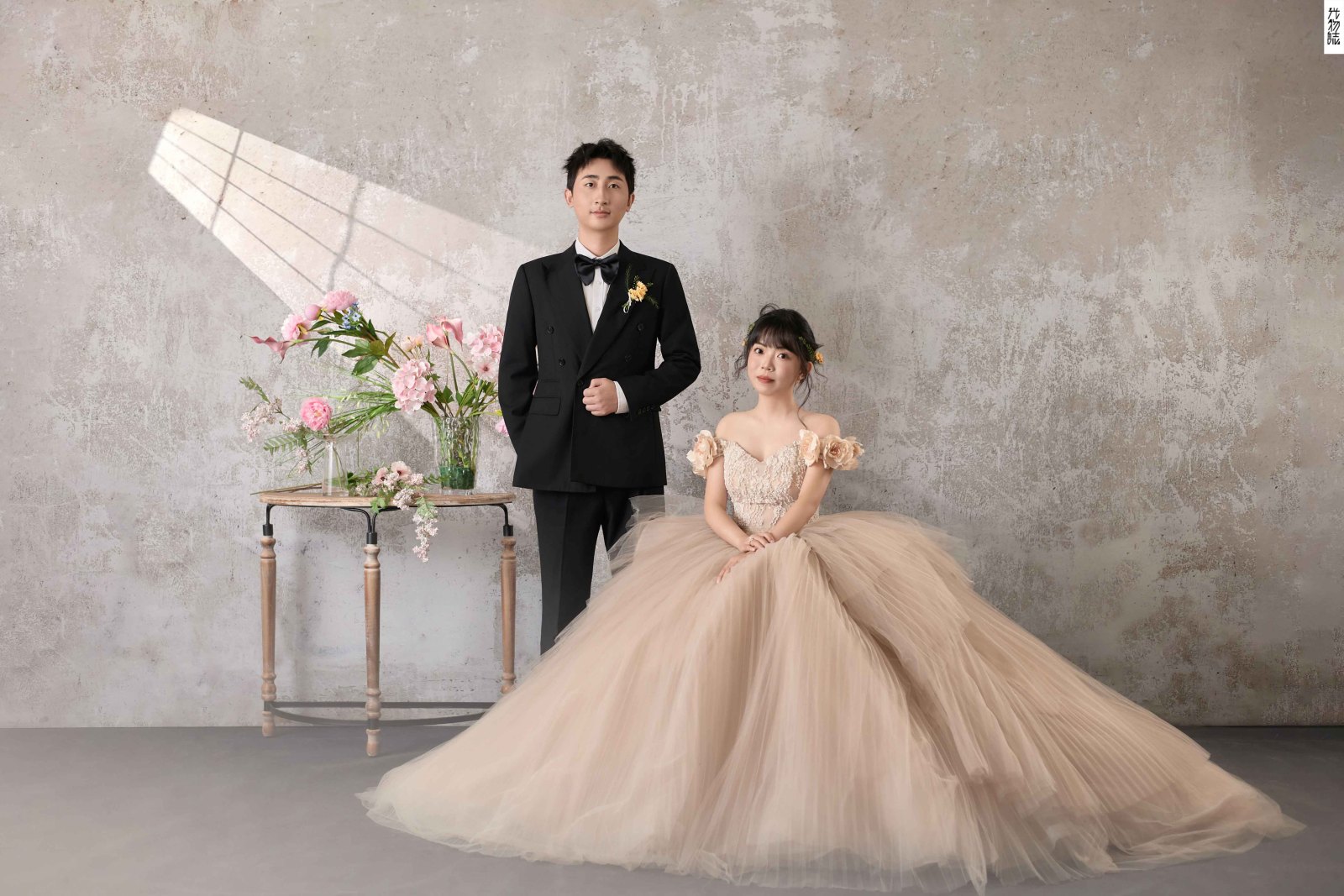 爱了~爱了~李瑞强先生张译心女士极简棚拍婚纱照、极简棚拍、徐才皓、好像在听单口相声，开心到直不起腰，幸福感MAX、婚纱照