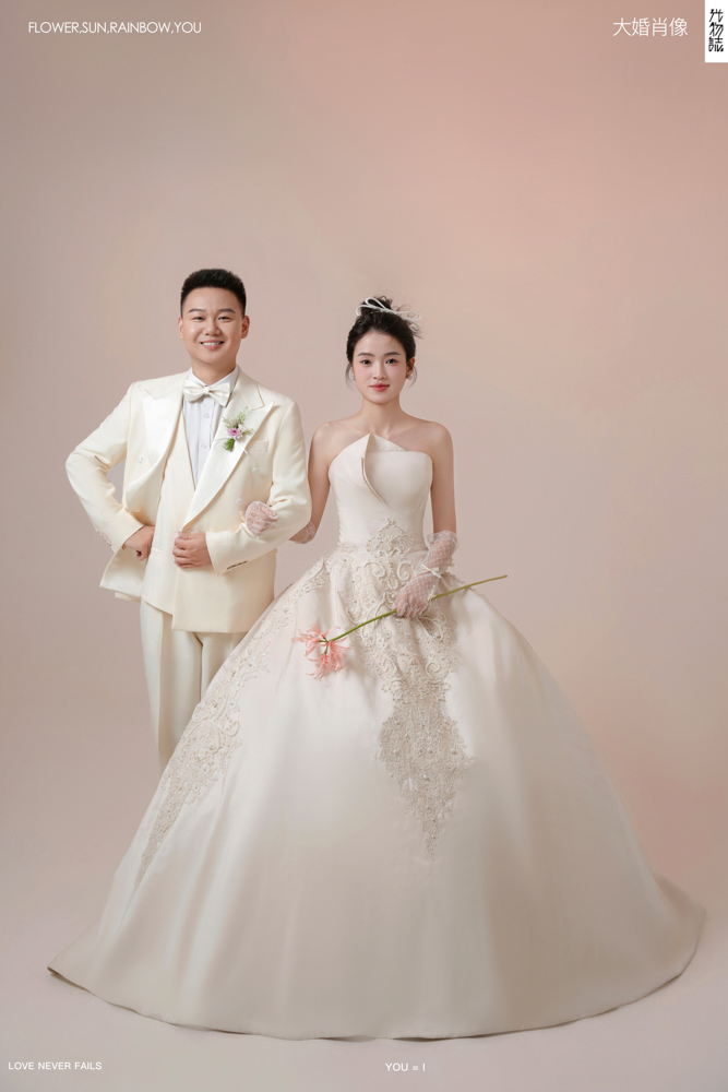 幸福感爆棚陈先生谢女士极简棚拍婚纱照、极简棚拍、刘康、六边形战士，不止是沟通，拍摄想法，创造思维样样拿捏。、婚纱照