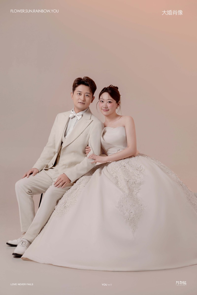 满满狗粮~李明辉先生吴琼女士极简棚拍婚纱照、极简棚拍、徐才皓、好像在听单口相声，开心到直不起腰，幸福感MAX、婚纱照