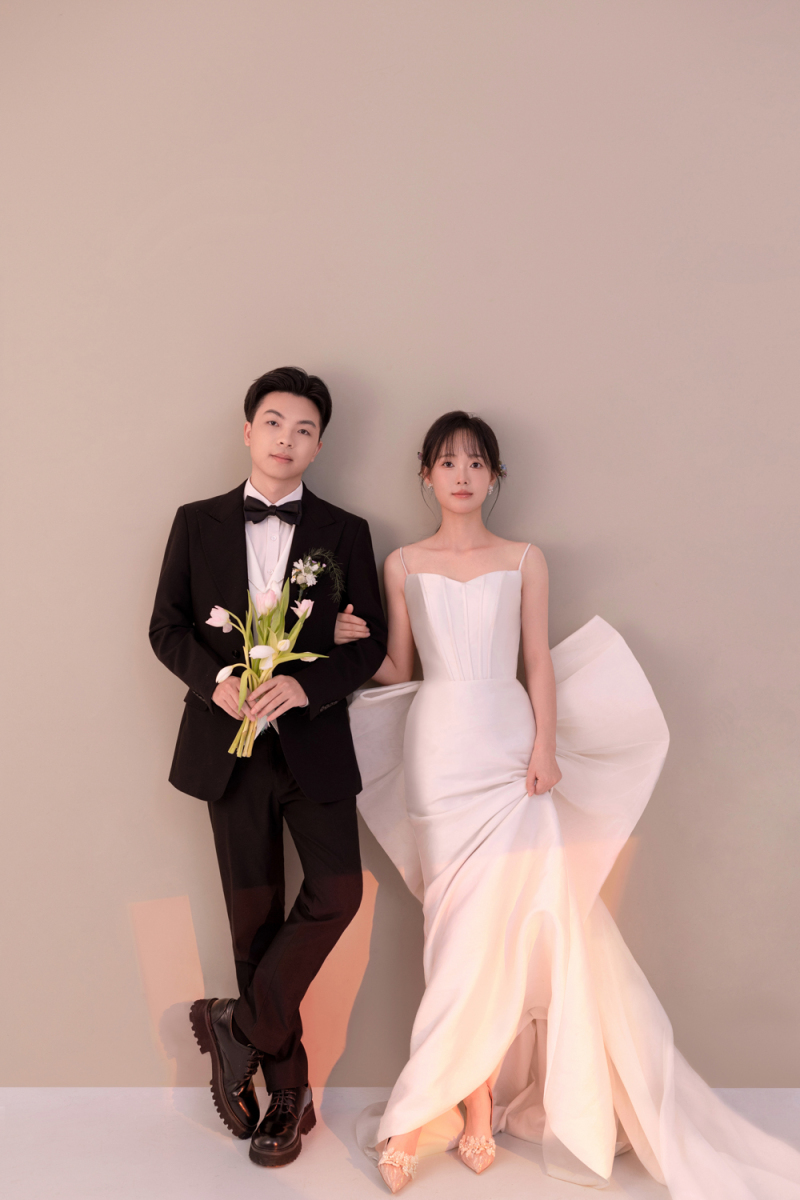 可甜可爱da周先生樊女士极简棚拍婚纱照、极简棚拍、艾辰、偷偷练过读心术，精准预判每一个想法，细腻到心里、婚纱照