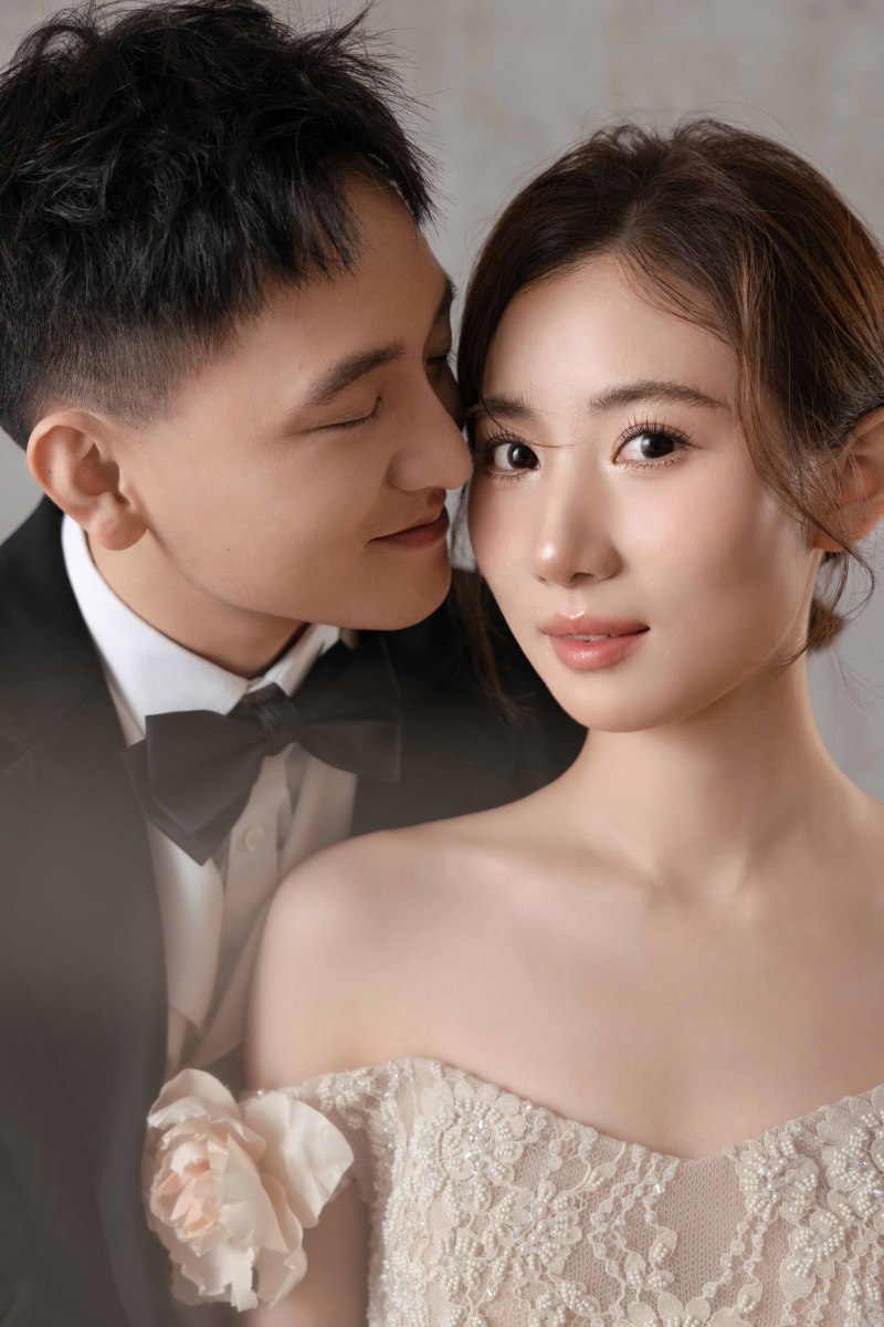 简单爱爱爱❤️高飞先生杨舒瑾女士极简棚拍婚纱照、怀旧复古、徐才皓、好像在听单口相声，开心到直不起腰，幸福感MAX、婚纱照