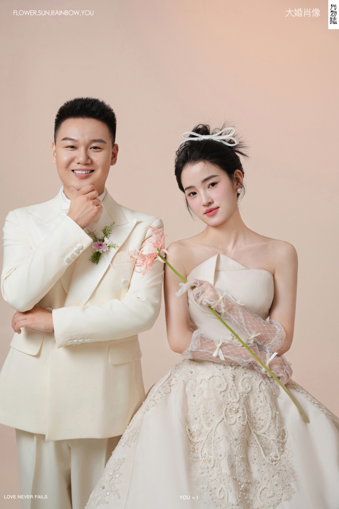 幸福感爆棚陈先生谢女士极简棚拍婚纱照、极简棚拍、刘康、六边形战士，不止是沟通，拍摄想法，创造思维样样拿捏。、婚纱照