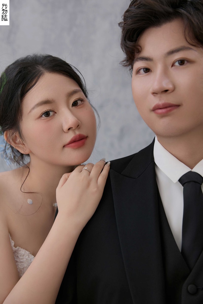 美到想哭1551孔令伟先生宋玥億女士极简棚拍婚纱照、极简棚拍、正林、眼睛就是测光仪，任何场地都能发挥成MVP、婚纱照
