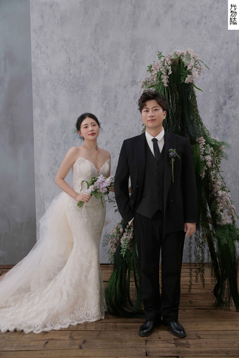 美到想哭1551孔令伟先生宋玥億女士极简棚拍婚纱照、极简棚拍、正林、眼睛就是测光仪，任何场地都能发挥成MVP、婚纱照