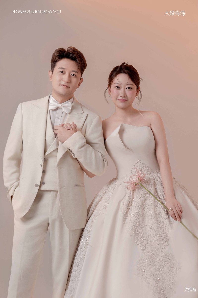 满满狗粮~李明辉先生吴琼女士极简棚拍婚纱照、极简棚拍、徐才皓、好像在听单口相声，开心到直不起腰，幸福感MAX、婚纱照