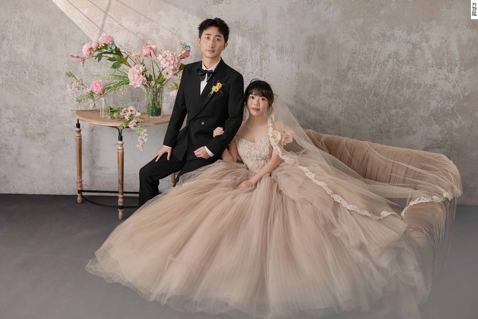 爱了~爱了~李瑞强先生张译心女士极简棚拍婚纱照、极简棚拍、徐才皓、好像在听单口相声，开心到直不起腰，幸福感MAX、婚纱照