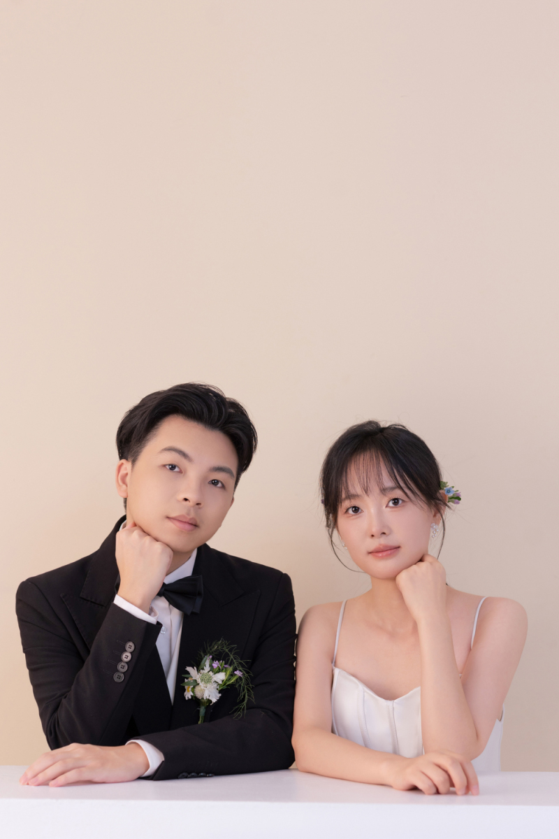 可甜可爱da周先生樊女士极简棚拍婚纱照、极简棚拍、艾辰、偷偷练过读心术，精准预判每一个想法，细腻到心里、婚纱照
