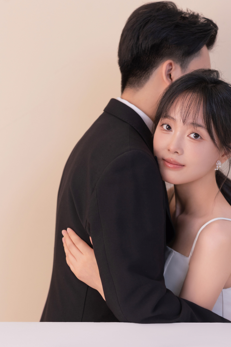 可甜可爱da周先生樊女士极简棚拍婚纱照、极简棚拍、艾辰、偷偷练过读心术，精准预判每一个想法，细腻到心里、婚纱照