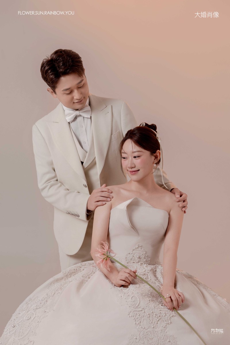 满满狗粮~李明辉先生吴琼女士极简棚拍婚纱照、极简棚拍、徐才皓、好像在听单口相声，开心到直不起腰，幸福感MAX、婚纱照