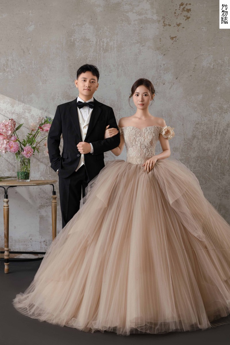 简单爱爱爱❤️高飞先生杨舒瑾女士极简棚拍婚纱照、怀旧复古、徐才皓、好像在听单口相声，开心到直不起腰，幸福感MAX、婚纱照