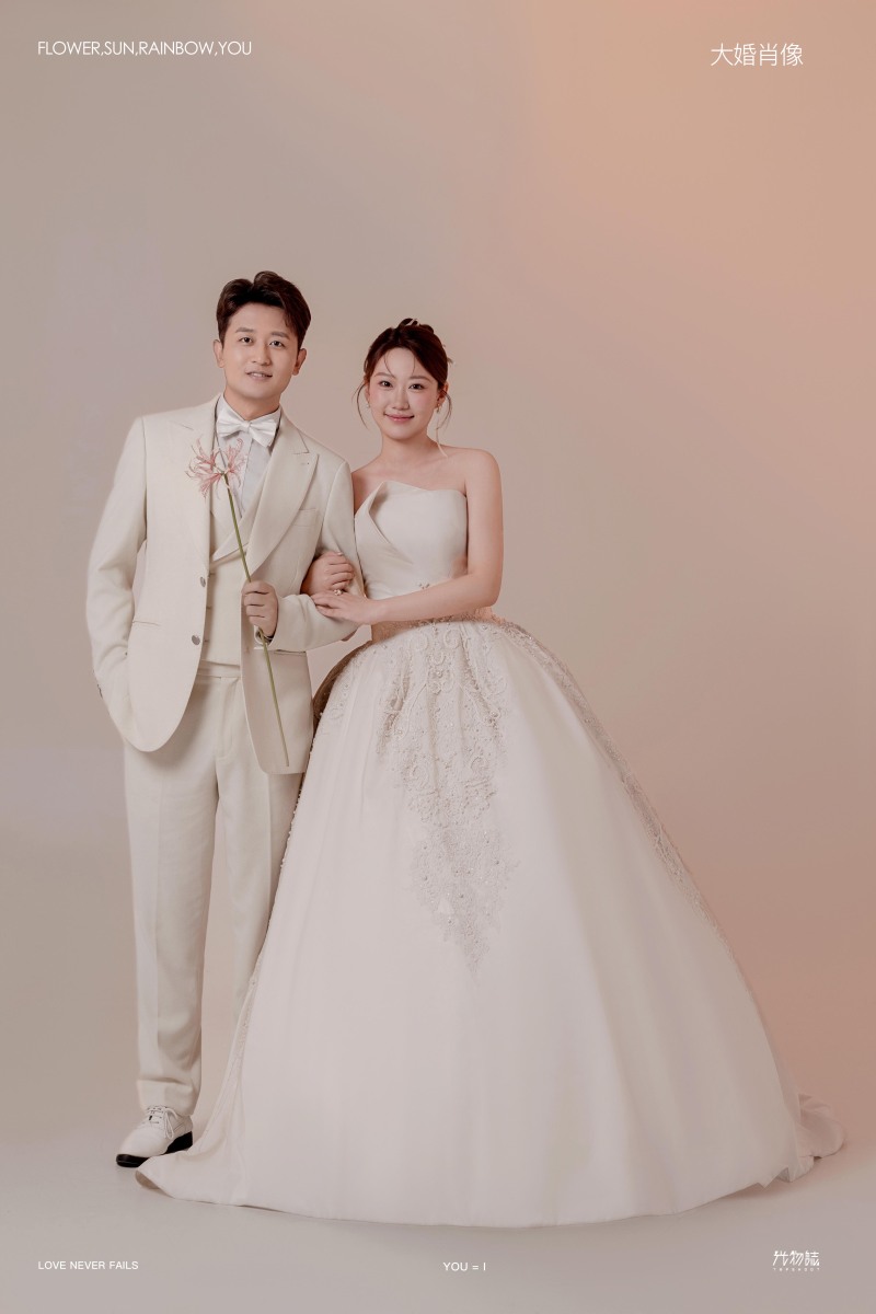 满满狗粮~李明辉先生吴琼女士极简棚拍婚纱照、极简棚拍、徐才皓、好像在听单口相声，开心到直不起腰，幸福感MAX、婚纱照