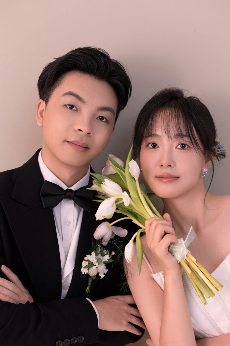 可甜可爱da周先生樊女士极简棚拍婚纱照、极简棚拍、艾辰、偷偷练过读心术，精准预判每一个想法，细腻到心里、婚纱照