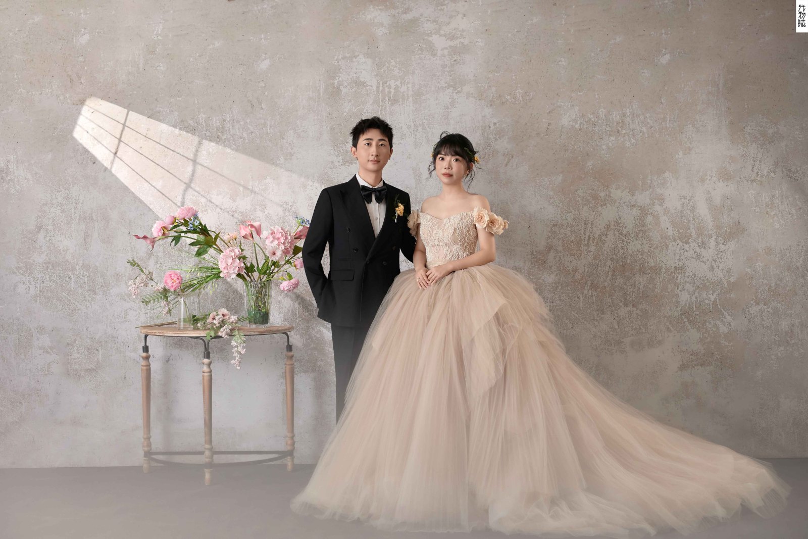 爱了~爱了~李瑞强先生张译心女士极简棚拍婚纱照、极简棚拍、徐才皓、好像在听单口相声，开心到直不起腰，幸福感MAX、婚纱照
