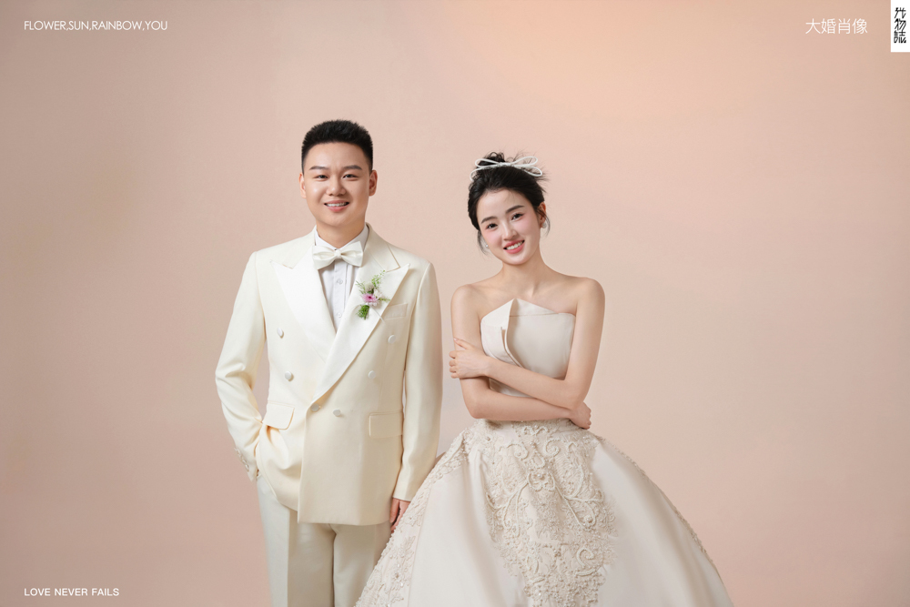 幸福感爆棚陈先生谢女士极简棚拍婚纱照、极简棚拍、刘康、六边形战士，不止是沟通，拍摄想法，创造思维样样拿捏。、婚纱照