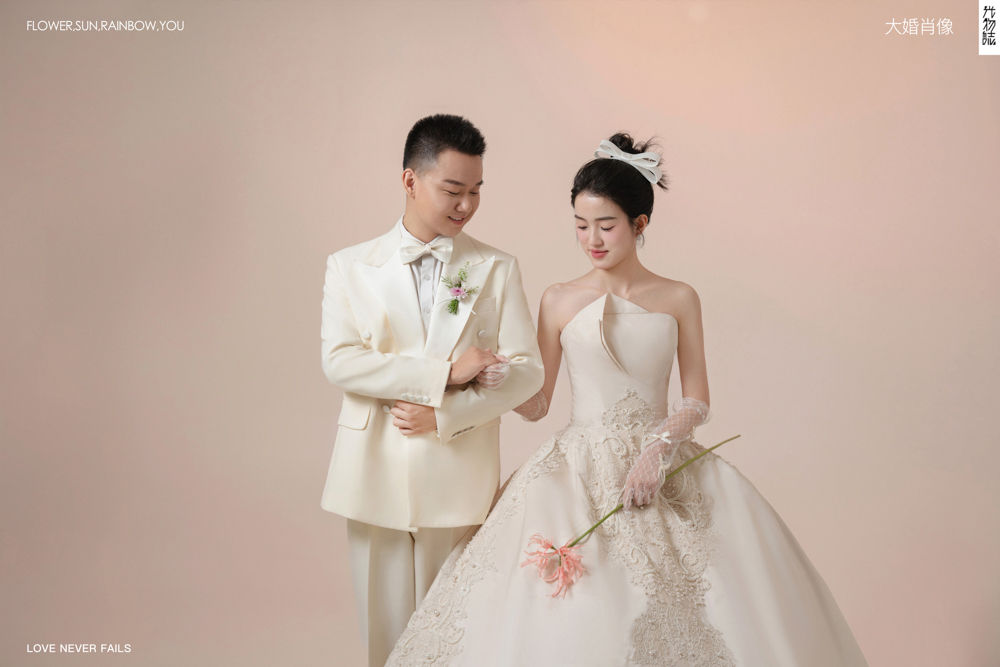 幸福感爆棚陈先生谢女士极简棚拍婚纱照、极简棚拍、刘康、六边形战士，不止是沟通，拍摄想法，创造思维样样拿捏。、婚纱照