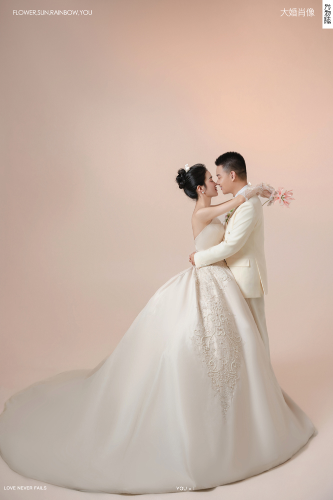 幸福感爆棚陈先生谢女士极简棚拍婚纱照、极简棚拍、刘康、六边形战士，不止是沟通，拍摄想法，创造思维样样拿捏。、婚纱照