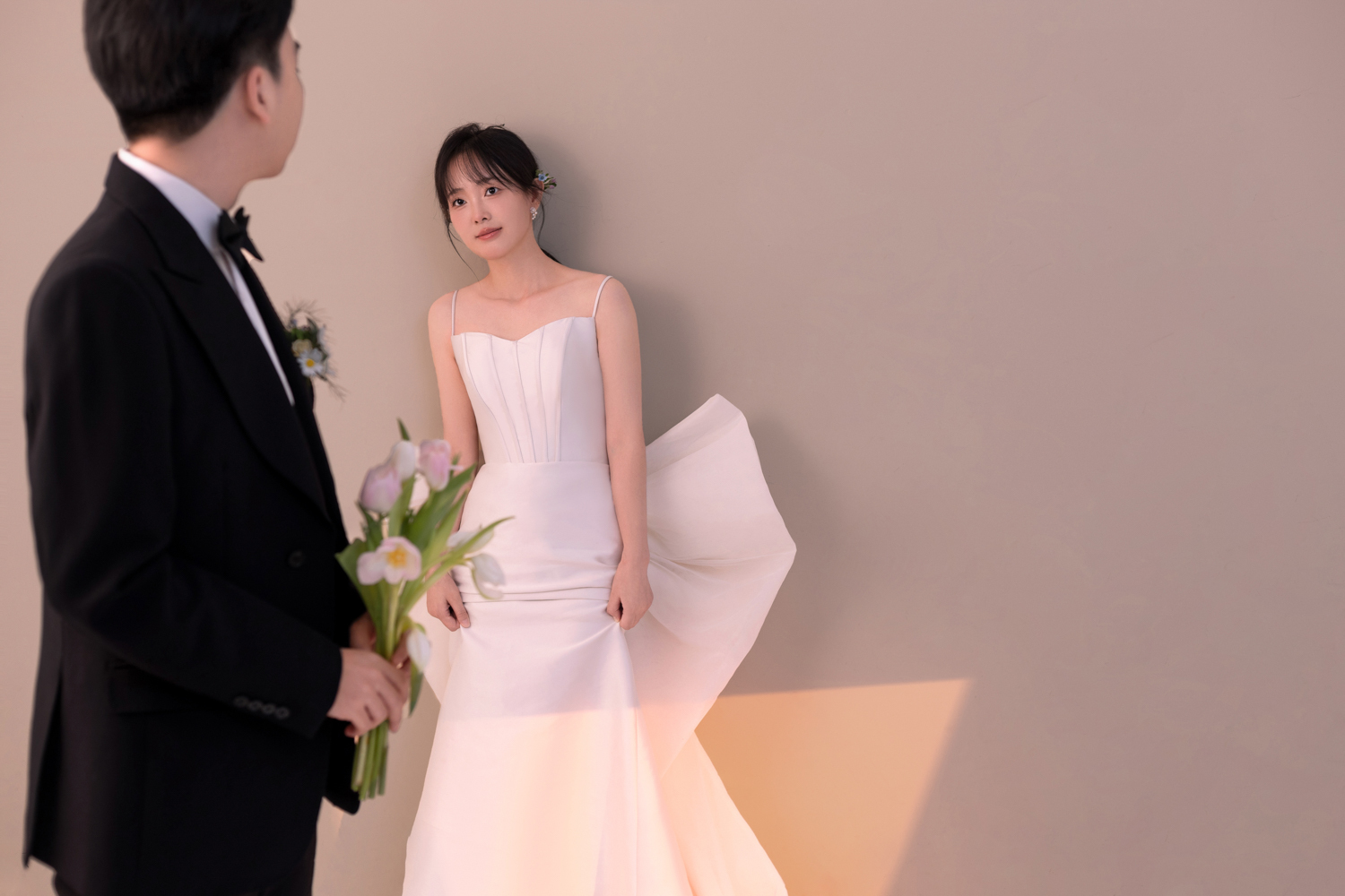 可甜可爱da周先生樊女士极简棚拍婚纱照、极简棚拍、艾辰、偷偷练过读心术，精准预判每一个想法，细腻到心里、婚纱照