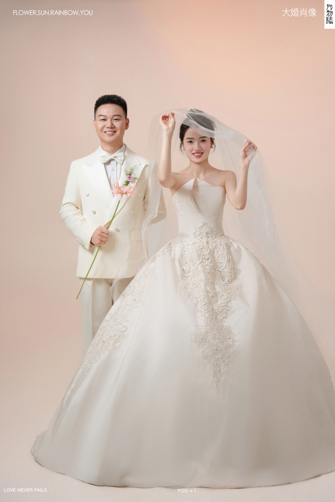 幸福感爆棚陈先生谢女士极简棚拍婚纱照、极简棚拍、刘康、六边形战士，不止是沟通，拍摄想法，创造思维样样拿捏。、婚纱照