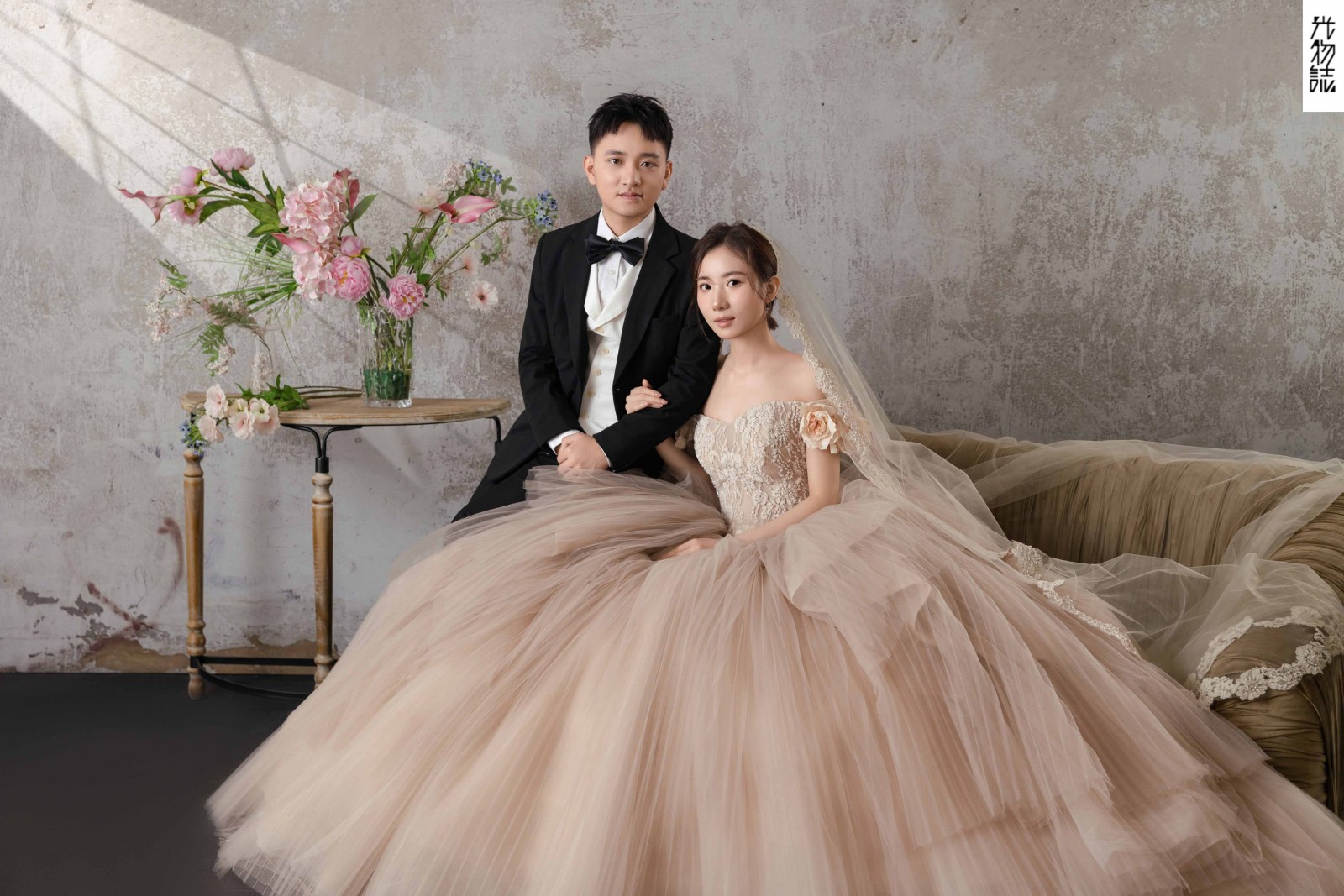 简单爱爱爱❤️高飞先生杨舒瑾女士极简棚拍婚纱照、怀旧复古、徐才皓、好像在听单口相声，开心到直不起腰，幸福感MAX、婚纱照