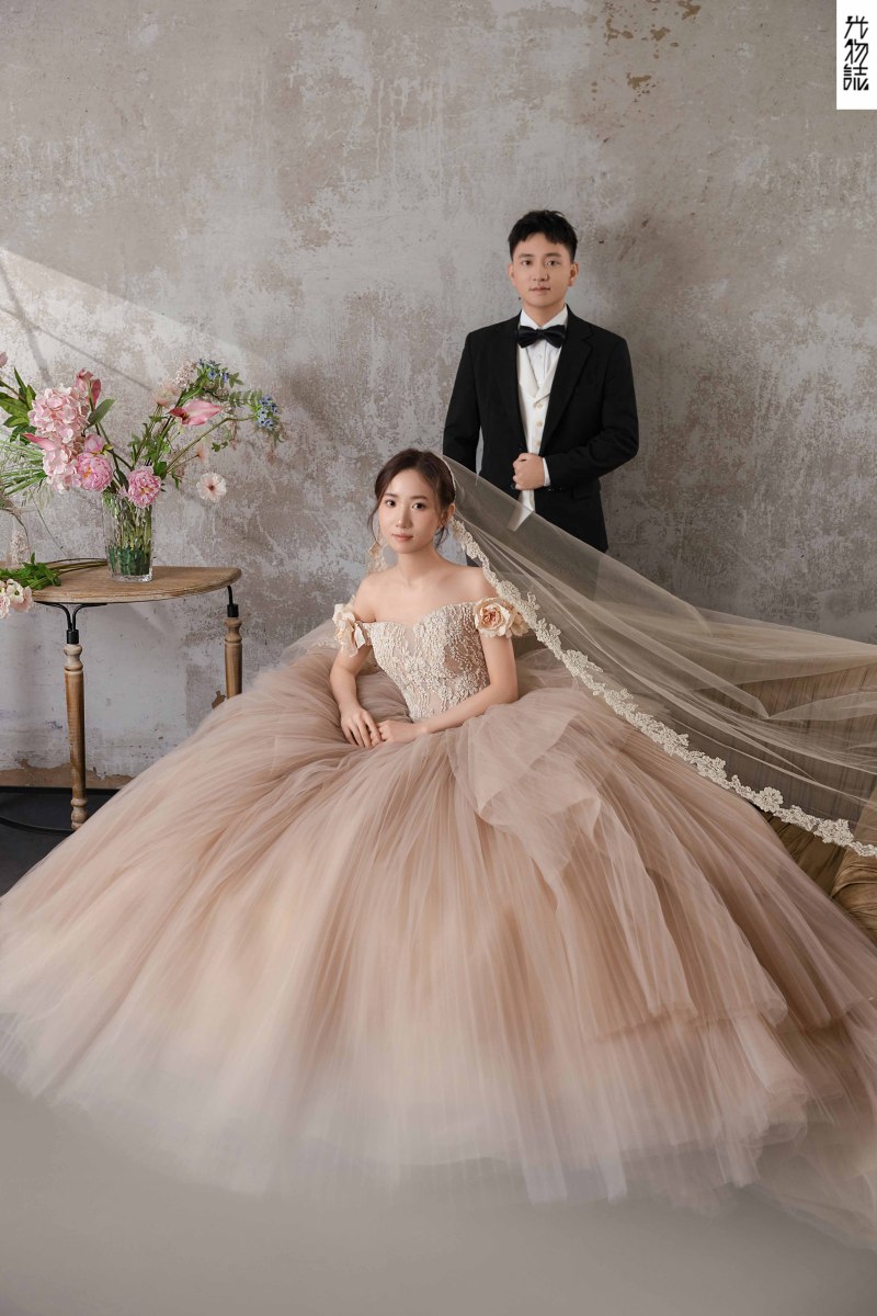 简单爱爱爱❤️高飞先生杨舒瑾女士极简棚拍婚纱照、怀旧复古、徐才皓、好像在听单口相声，开心到直不起腰，幸福感MAX、婚纱照