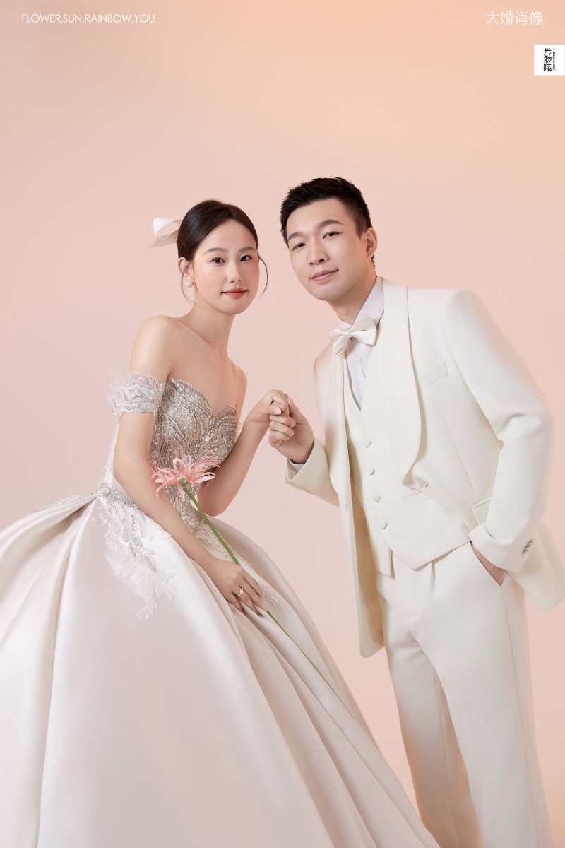 美到想哭1551贾西贝先生石瑞瑞女士极简棚拍婚纱照、极简棚拍、徐才皓、好像在听单口相声，开心到直不起腰，幸福感MAX、婚纱照