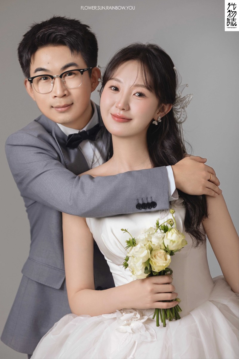 幸福感爆棚温昕先生王露女士极简棚拍婚纱照、极简棚拍、木子、唠嗑型选手，构图多变、情绪拿捏，特写YYDS、婚纱照
