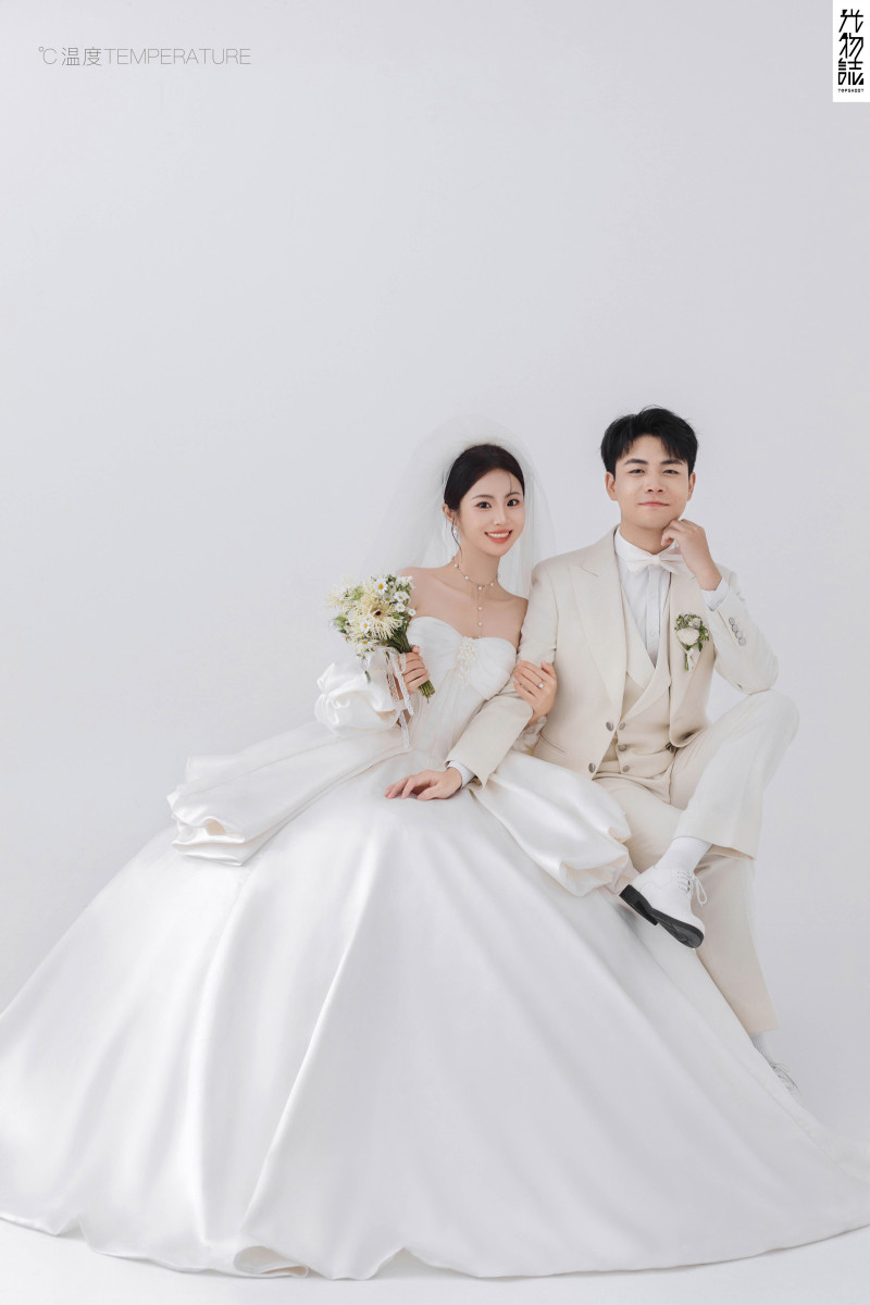 可甜可爱da张伟先生张佳蕊女士极简棚拍婚纱照、极简棚拍、木子、唠嗑型选手，构图多变、情绪拿捏，特写YYDS、婚纱照