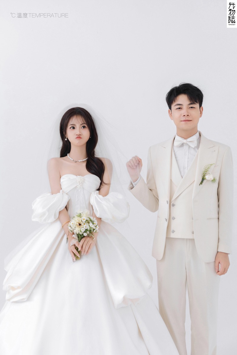 可甜可爱da张伟先生张佳蕊女士极简棚拍婚纱照、极简棚拍、木子、唠嗑型选手，构图多变、情绪拿捏，特写YYDS、婚纱照