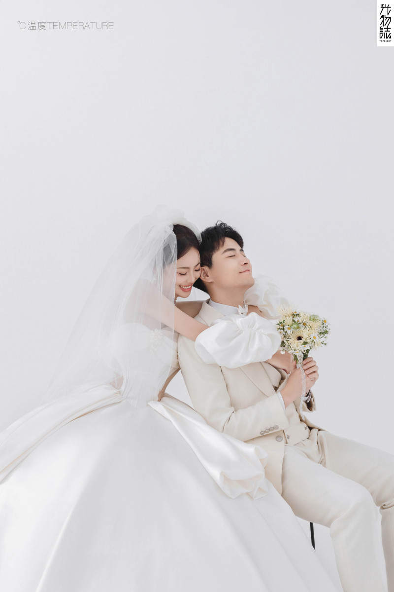 可甜可爱da张伟先生张佳蕊女士极简棚拍婚纱照、极简棚拍、木子、唠嗑型选手，构图多变、情绪拿捏，特写YYDS、婚纱照