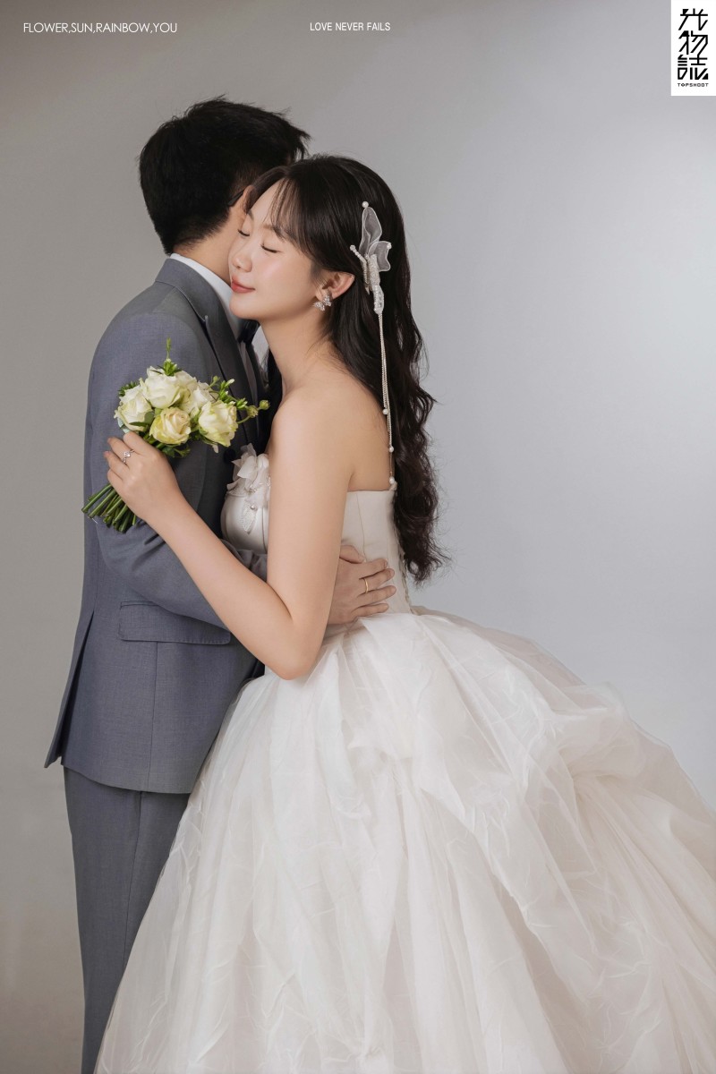 幸福感爆棚温昕先生王露女士极简棚拍婚纱照、极简棚拍、木子、唠嗑型选手，构图多变、情绪拿捏，特写YYDS、婚纱照