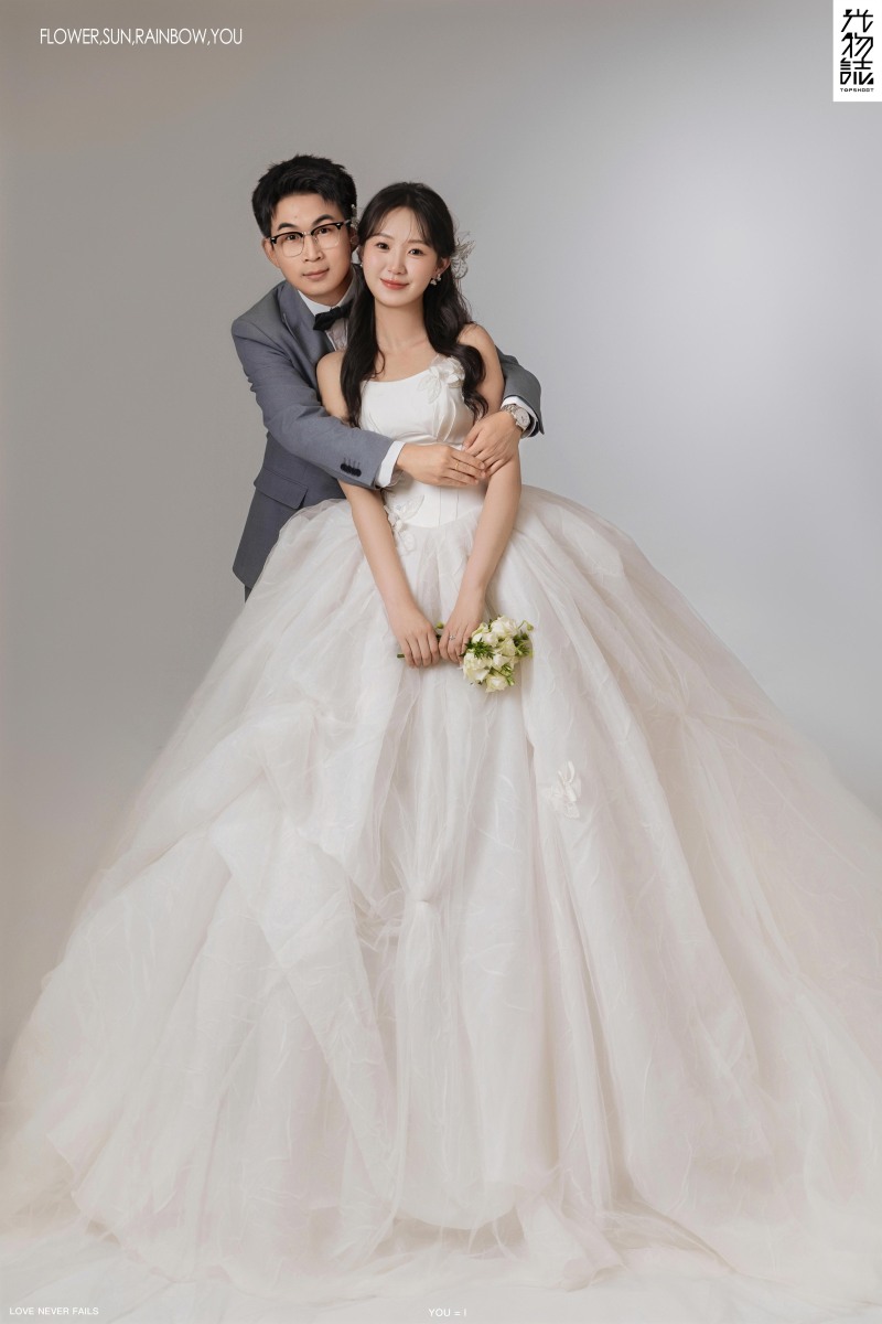 幸福感爆棚温昕先生王露女士极简棚拍婚纱照、极简棚拍、木子、唠嗑型选手，构图多变、情绪拿捏，特写YYDS、婚纱照
