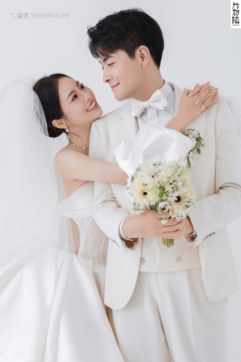 可甜可爱da张伟先生张佳蕊女士极简棚拍婚纱照、极简棚拍、木子、唠嗑型选手，构图多变、情绪拿捏，特写YYDS、婚纱照