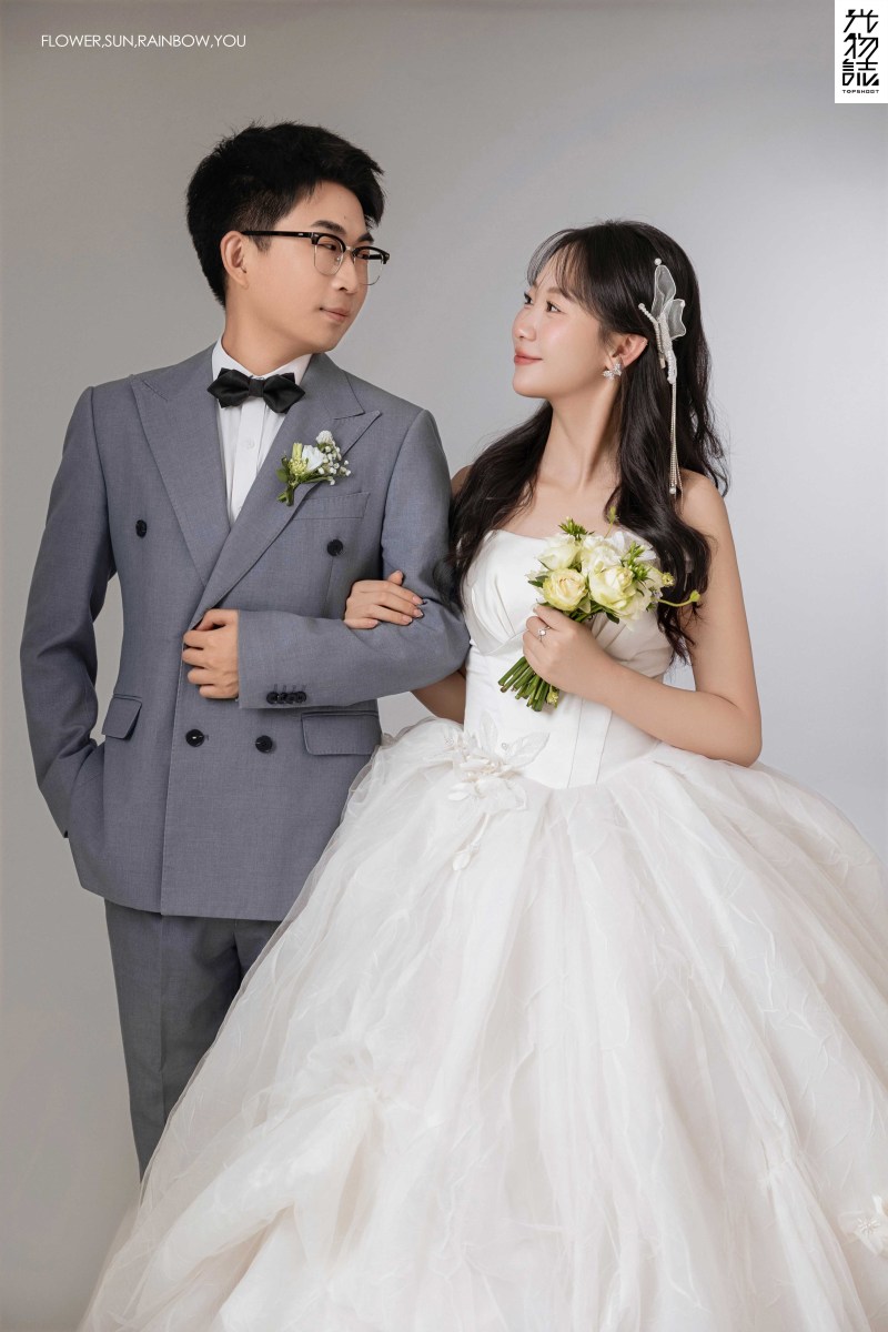 幸福感爆棚温昕先生王露女士极简棚拍婚纱照、极简棚拍、木子、唠嗑型选手，构图多变、情绪拿捏，特写YYDS、婚纱照
