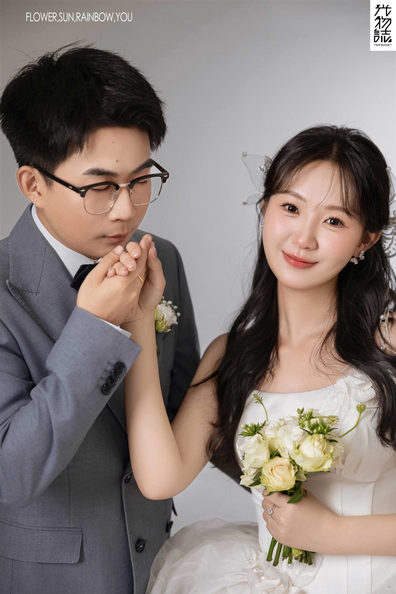 幸福感爆棚温昕先生王露女士极简棚拍婚纱照、极简棚拍、木子、唠嗑型选手，构图多变、情绪拿捏，特写YYDS、婚纱照