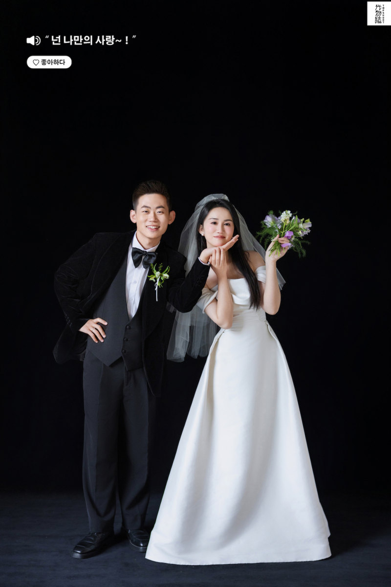 恋爱日记*刘先生刘女士极简棚拍婚纱照、极简棚拍、白玛、怀疑是不是修导演系，拍照像电影一样的构图和质感、婚纱照