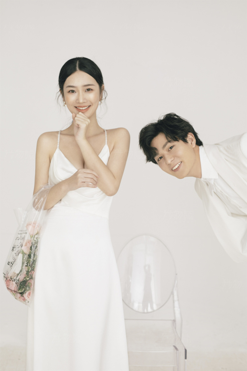 太太太太可了~~！赵先生张女士极简棚拍婚纱照、极简棚拍、正林、眼睛就是测光仪，任何场地都能发挥成MVP、婚纱照