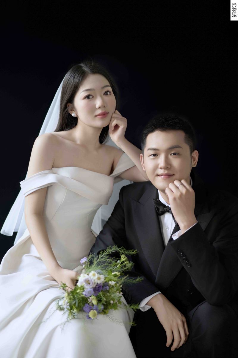 新鲜出炉:)田女士极简棚拍婚纱照、极简棚拍、徐才皓、好像在听单口相声，开心到直不起腰，幸福感MAX、婚纱照