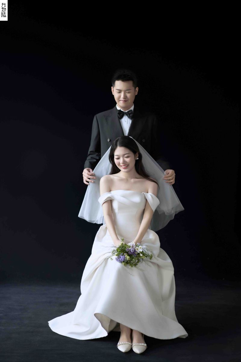 新鲜出炉:)田女士极简棚拍婚纱照、极简棚拍、徐才皓、好像在听单口相声，开心到直不起腰，幸福感MAX、婚纱照