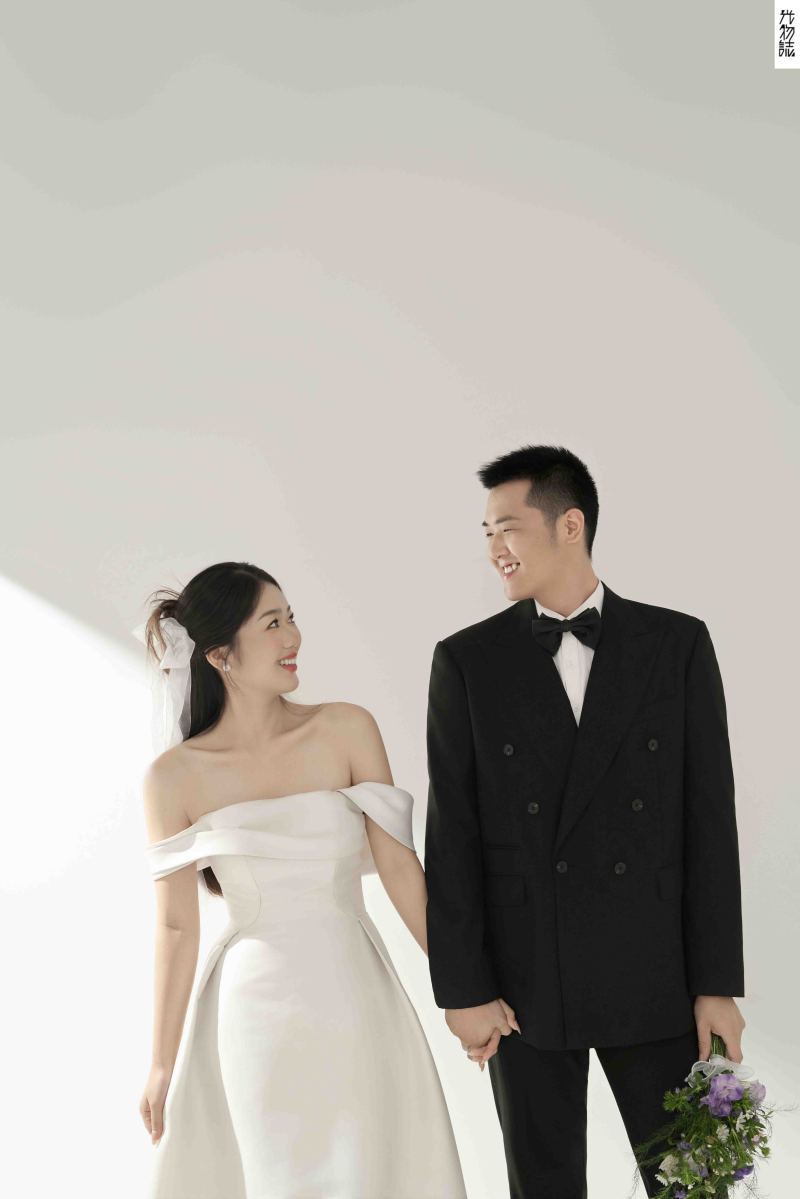 新鲜出炉:)田女士极简棚拍婚纱照、极简棚拍、徐才皓、好像在听单口相声，开心到直不起腰，幸福感MAX、婚纱照